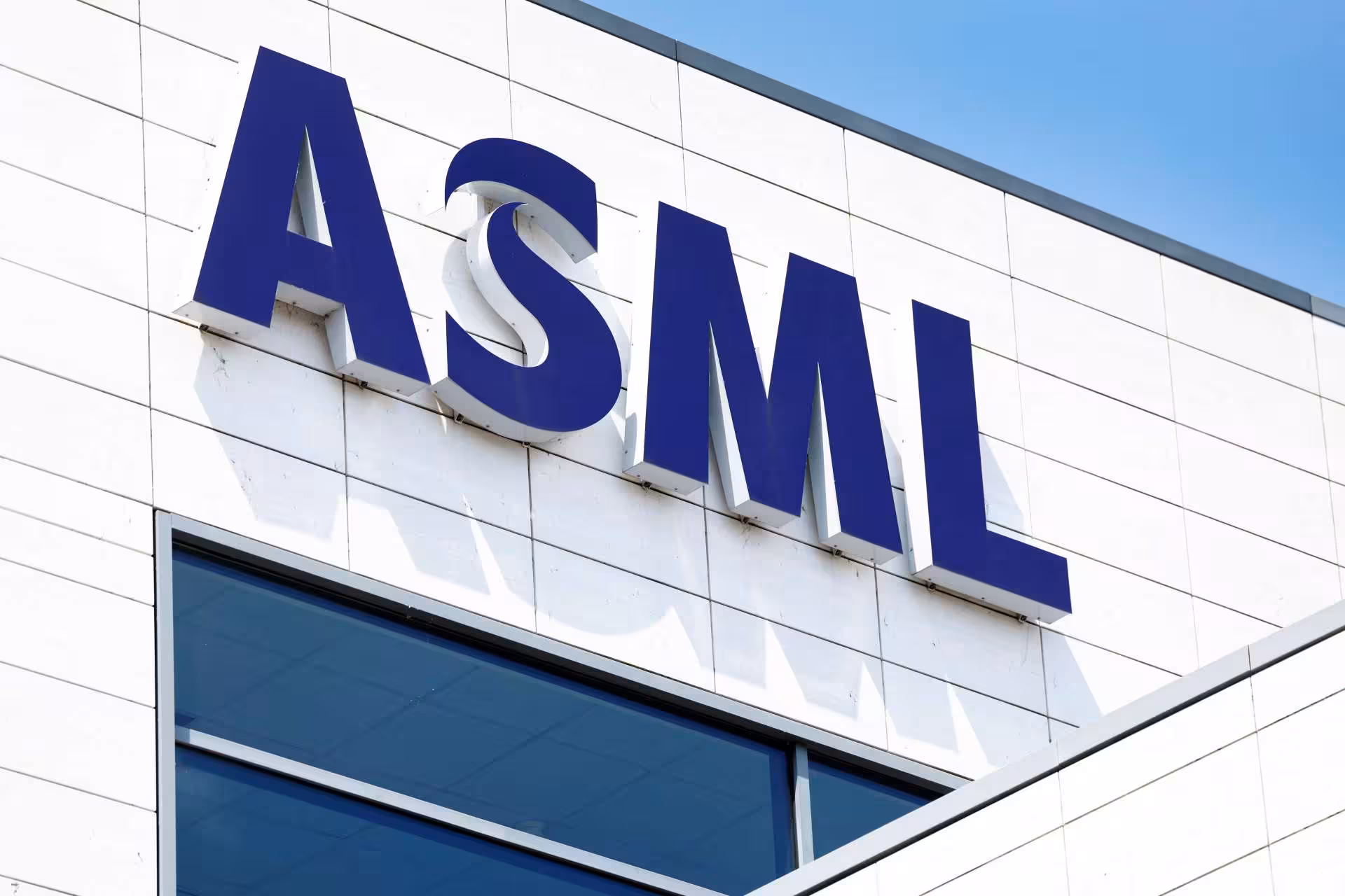 ASML 工程師在無塵室調整 EUV 光刻機設備
